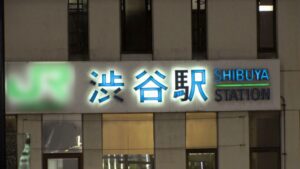 27歳OL、初出演。清楚な見た目とは裏腹に、男優のモノを握って覚醒。お部屋に響き渡るリアルな発情ボイスを完全収録。