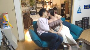 「今日だけはまったり…」華やかなラウンドガール・せりな（24歳）のガードを崩してヤリ部屋で完全密着中出し