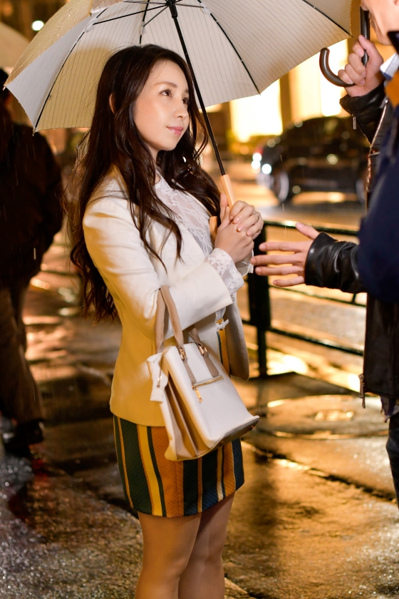 南青山の美白人妻（37歳）を誘惑！高級マンションの寝室で豹変した寂しい奥様の生中出し性交