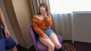 21歳、脱毛サロン嬢を初撮！色白美脚＆スベスベ桃尻を惜しみなく披露。本能むき出しの肉食ギャル