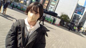 清楚系イベントスタッフが謝礼欲しさにホテルへ。膝への愛撫で即スイッチON、荒い息づかいでガッついてくる裏の欲求。