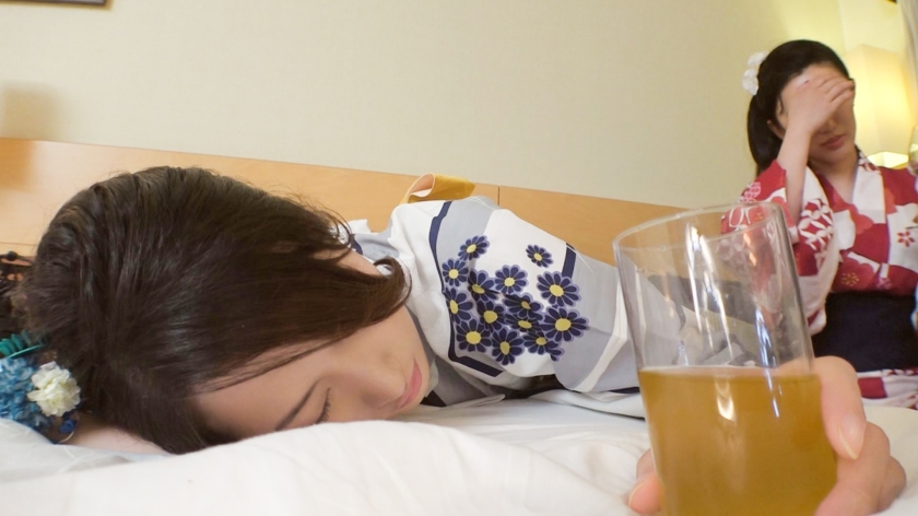 【浴衣ナンパ】28歳美容部員のガードが崩れる瞬間！安心しきった後輩と乱れる裾に釘付け