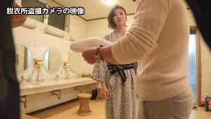 混浴のカップルを寝取り！Fカップ帰国子女メグミが他人の男に無許可中出しを誘って着床！