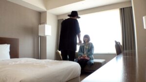 【初撮・大学生】帰省前のリナ(21)をナンパ。中身当てゲームで生竿を触らせたら即昇天ｗ 流されやすいJDの素人セックスをノーカットで
