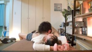 22歳かのん、緊張が解けてメロメロに。スパンキングに耐えきれず「好き…」と漏らしたヤリ部屋の一部始終