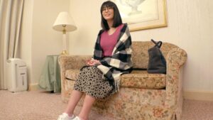 【彼氏募集中】箱根の旅館に潜む「絶倫メガネ仲居」27歳。1年間の禁欲を破り、理性を捨てて何度もイキまくる衝撃録